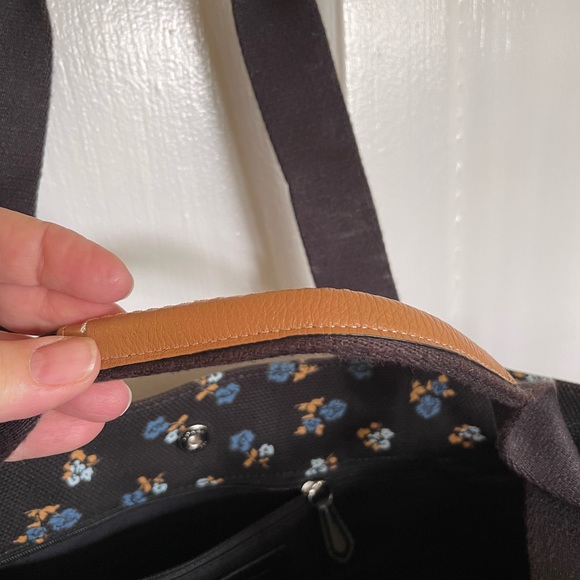 Beautiful Coach bag. this bag is on eBay for $139 I will match that price - Picture 9 of 16